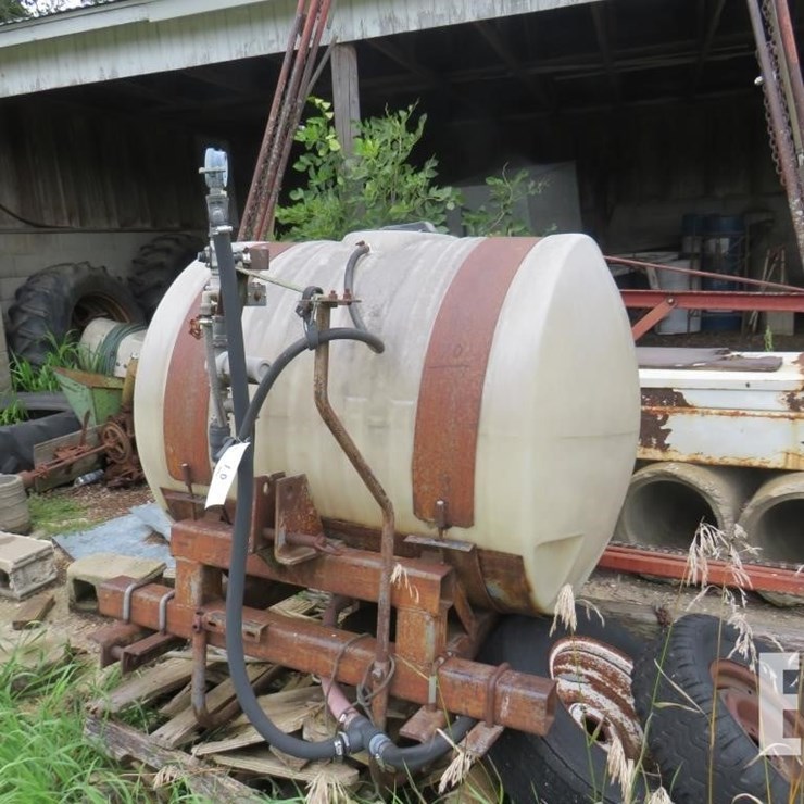 250 GALLON 3PT SPRAY TANK W/BOOM 10