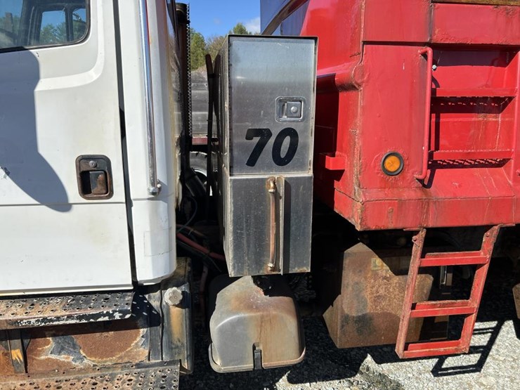 2004-freightliner-fl80-image-18