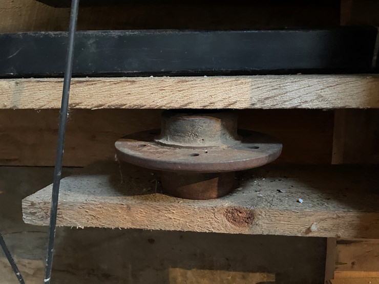 #7194-•-contents-of-shelf-hanging-on-wall-image-11