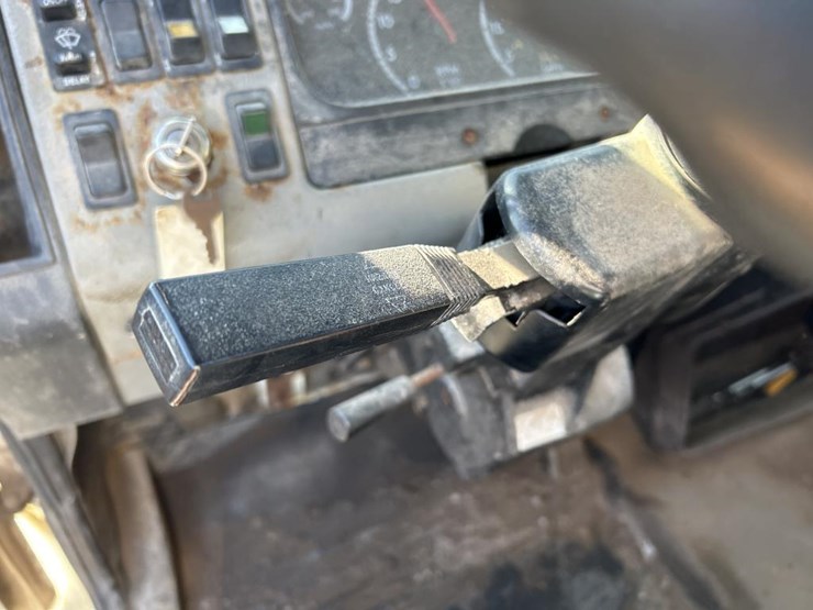 2004-freightliner-fl80-image-71