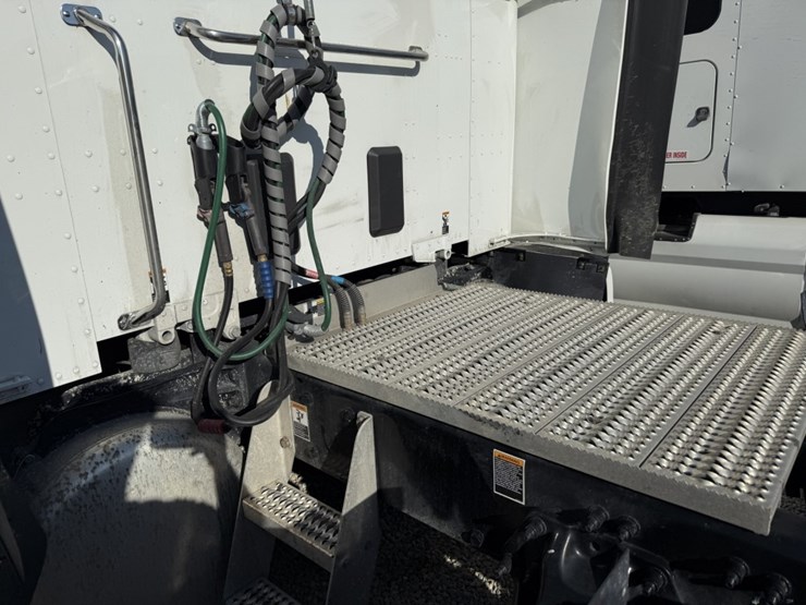2022-peterbilt-579-image-32