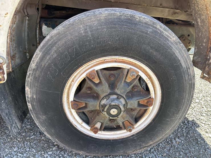 1990-ford-8000-image-69