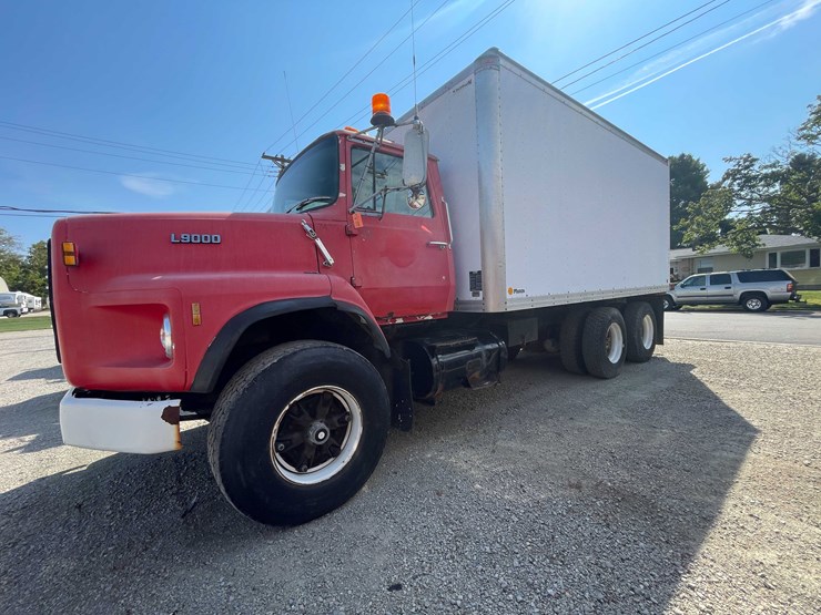 1989-ford-9000-image-2
