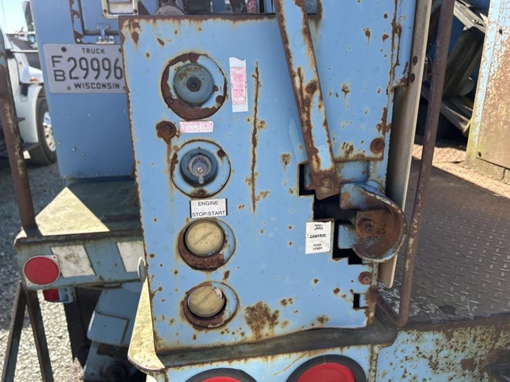 1990-ford-8000-image-40
