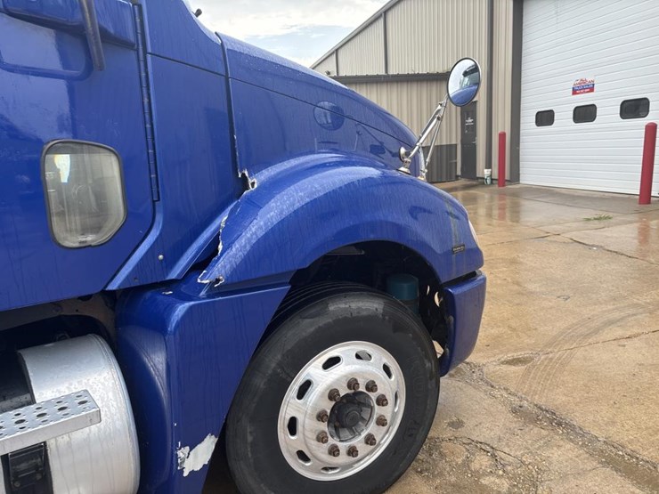 #1319-•-2005-freightliner-columbia-sleeper-cab-truck-tract-image-15