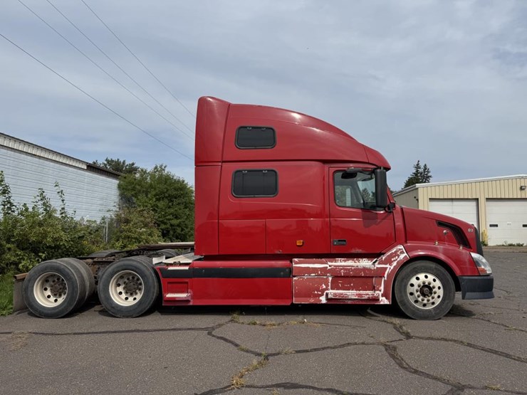 #1097-•-2006-volvo-ve-d12-sleeper-semi-tractor-image-6