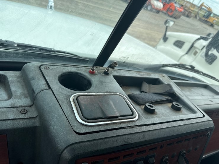 1996-mack-ch613-image-52