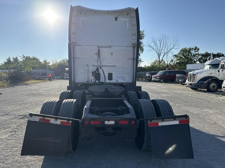 2022-peterbilt-579-image-4