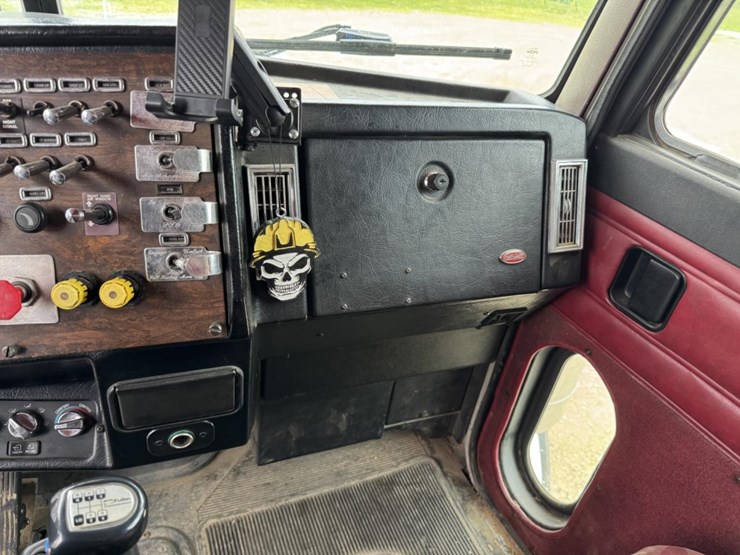 1995-peterbilt-359-image-49