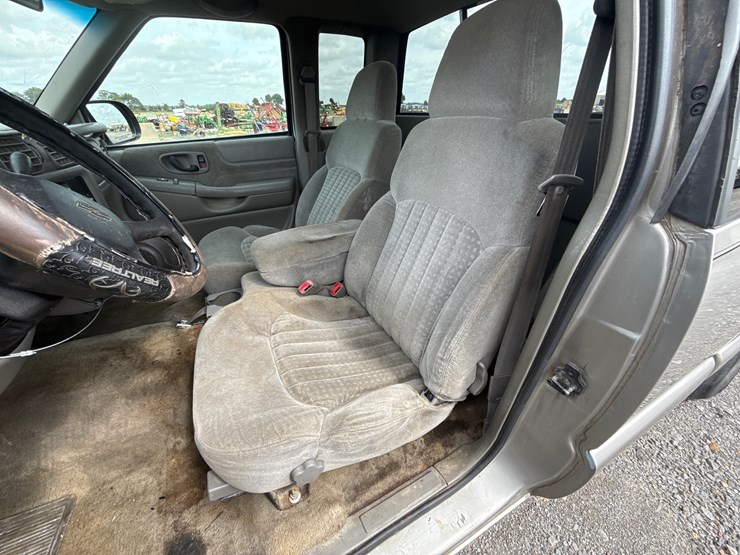 2001-chevrolet-s10-image-30