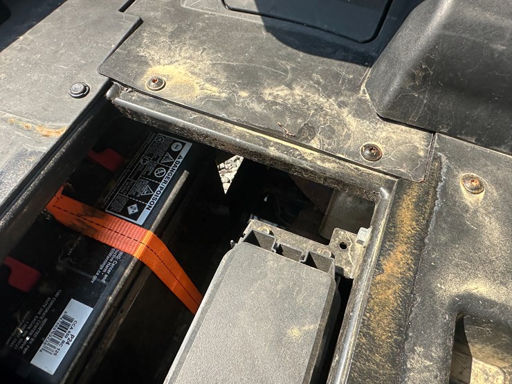 2021-john-deere-gator-image-32