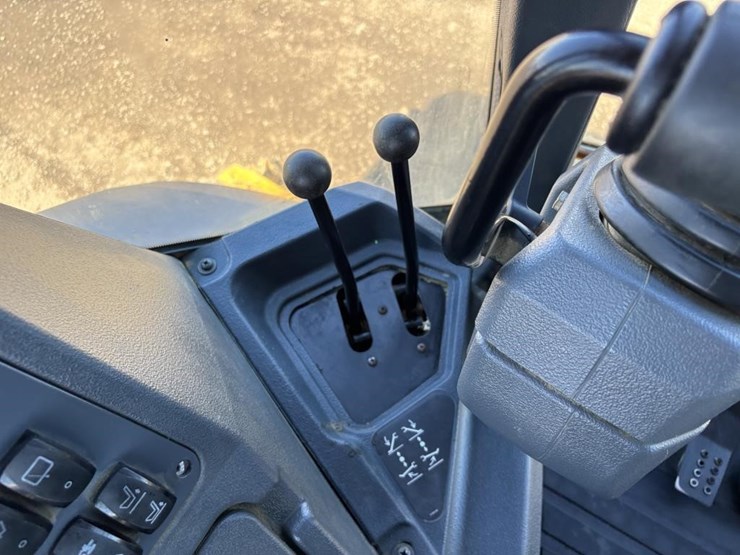 2019-deere-310l-ep-image-41
