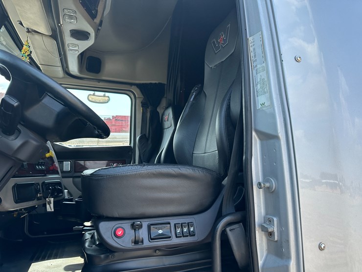 2018-western-star-5700-image-67
