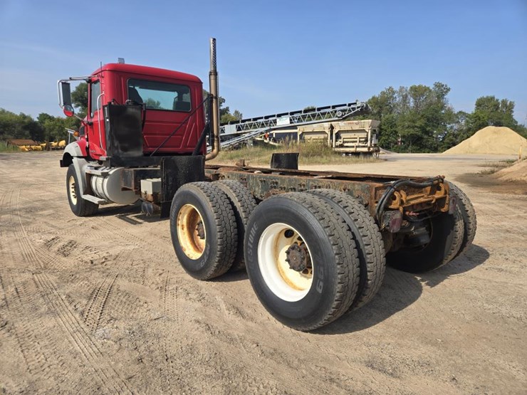 #1244-•-mack-gu813-day-cab-truck-tractor-image-2