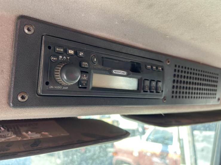 2004-freightliner-fl80-image-74