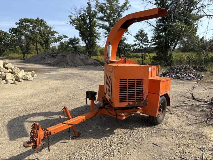 #1233-•-towable-wood-chipper-image-1
