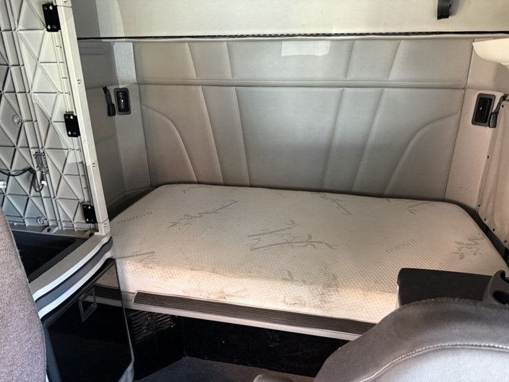 2020-peterbilt-579-image-39