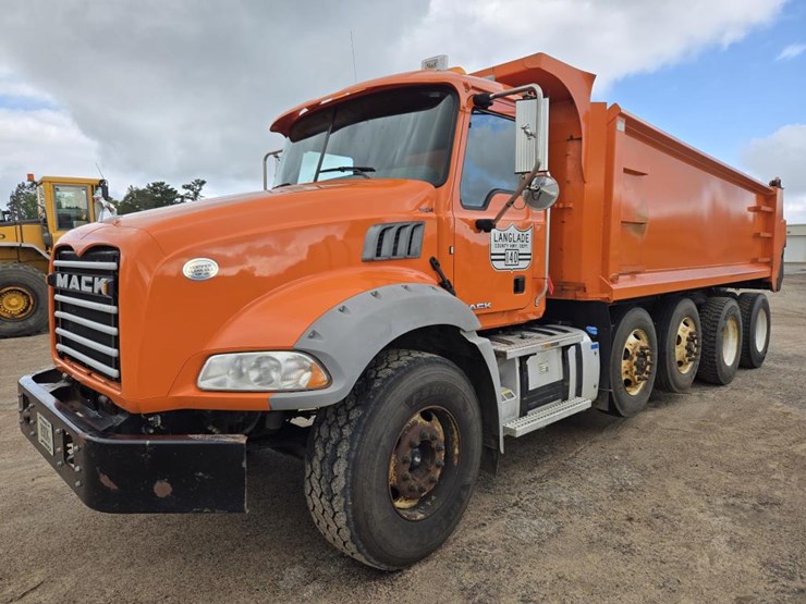 2015-mack-granite-gu813-image-1