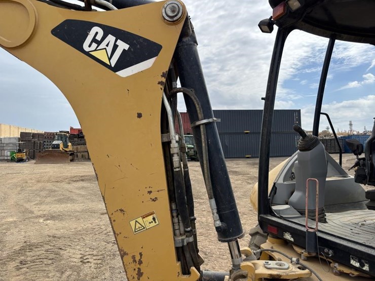 2013-caterpillar-420f-image-23