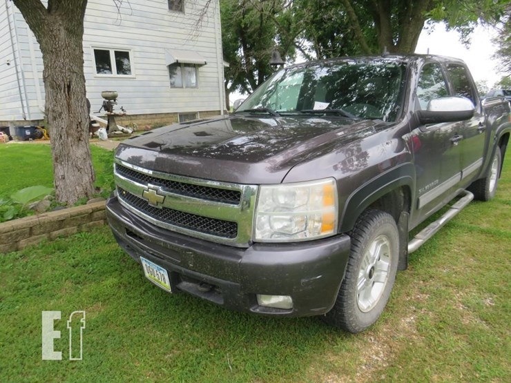 2010-chevrolet-1/2-ton-4x4,4-door-48-image-2