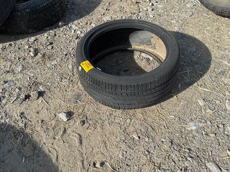 #2807-•-(1)-235/40r19-tire-inv#:-2807-image-2
