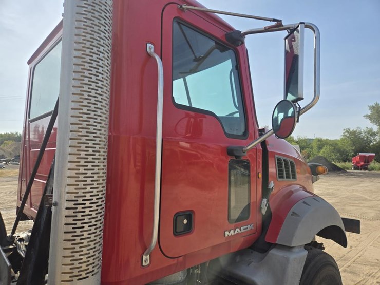 #1244-•-mack-gu813-day-cab-truck-tractor-image-8