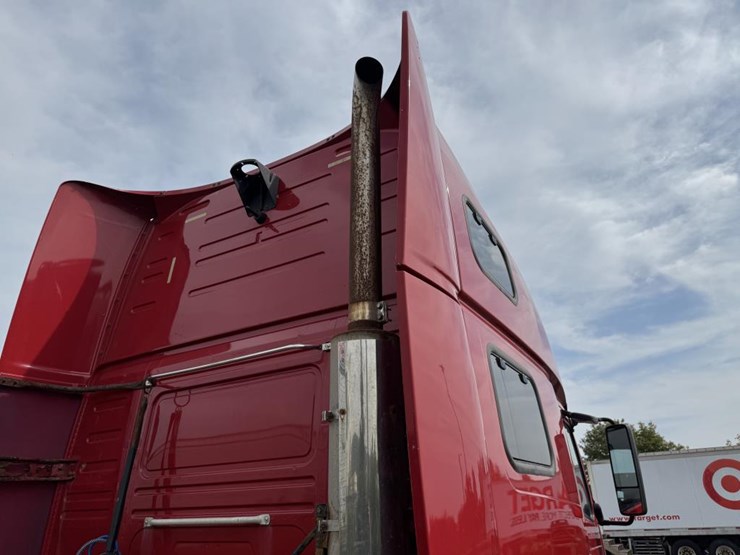 #1097-•-2006-volvo-ve-d12-sleeper-semi-tractor-image-30