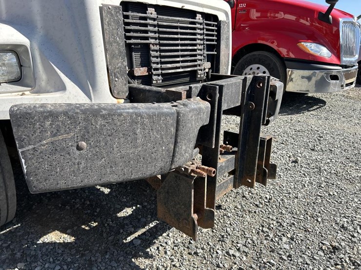 2004-freightliner-fl80-image-11