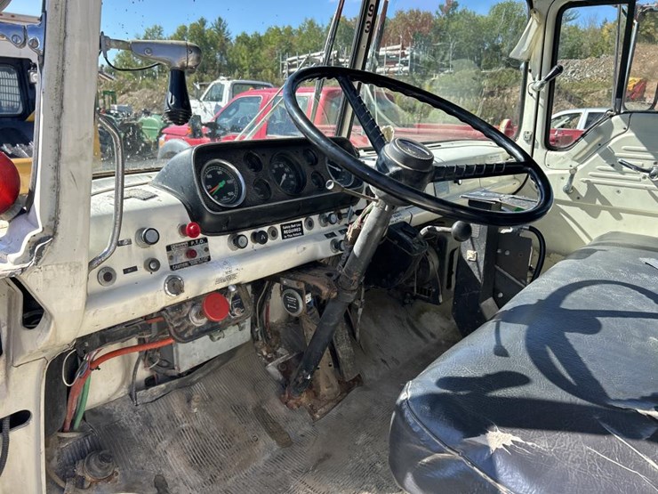1990-ford-8000-image-57