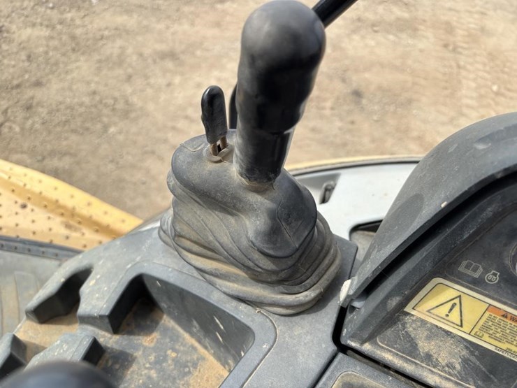 2013-caterpillar-420f-image-44