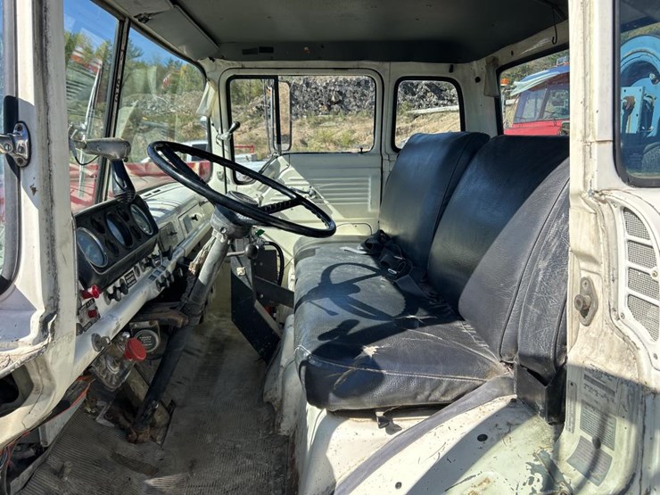 1990-ford-8000-image-55