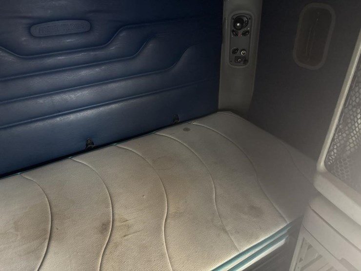 #1319-•-2005-freightliner-columbia-sleeper-cab-truck-tract-image-32