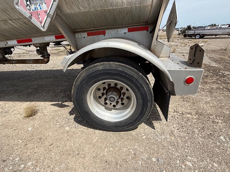 #9657-•-1996-weld-it-s/a-5400gal-fuel-trailer-1w9t23269tl010011-inv#:-9657-image-6