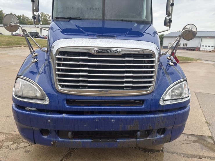 #1319-•-2005-freightliner-columbia-sleeper-cab-truck-tract-image-16