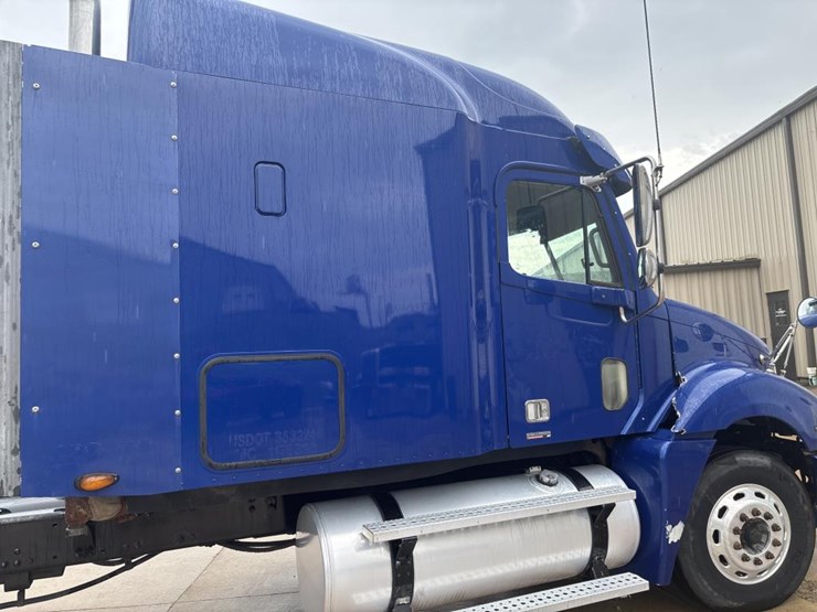 #1319-•-2005-freightliner-columbia-sleeper-cab-truck-tract-image-13