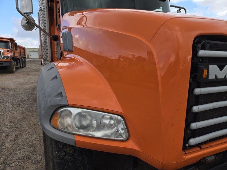 2015-mack-granite-gu813-image-11