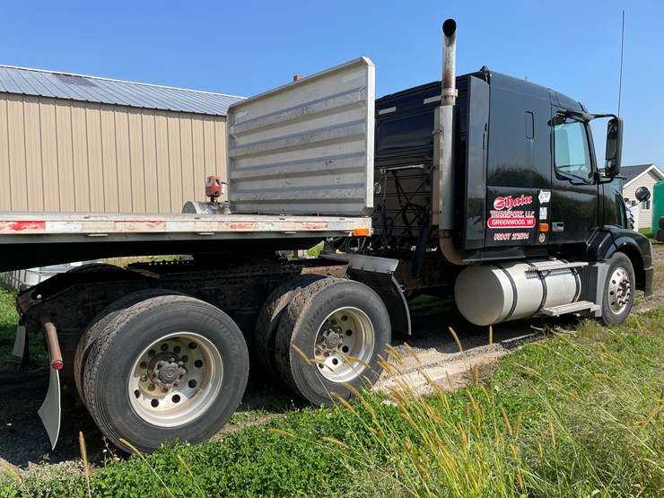 #7104-•-2006-volvo-semi-tractor-with-sleeper-cab-semi-(has-wi-title)-image-6
