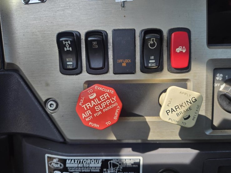 #1244-•-mack-gu813-day-cab-truck-tractor-image-39