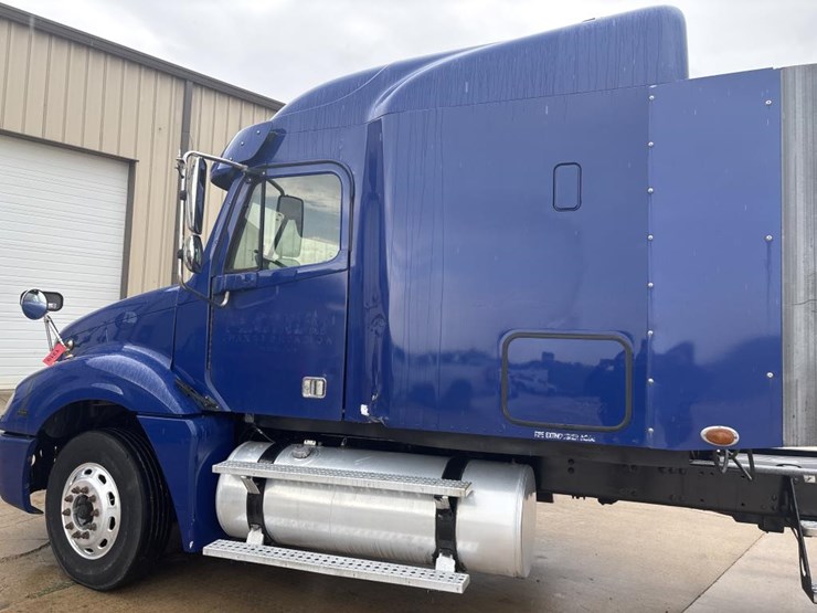 #1319-•-2005-freightliner-columbia-sleeper-cab-truck-tract-image-9
