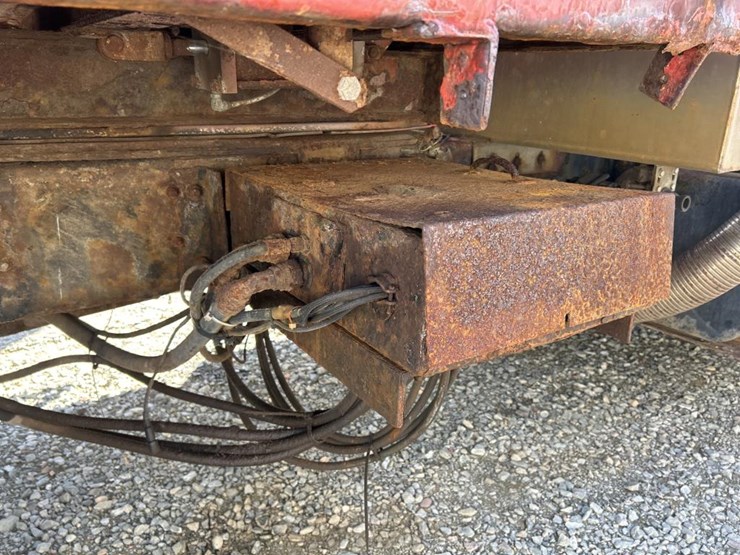 2004-freightliner-fl80-image-34