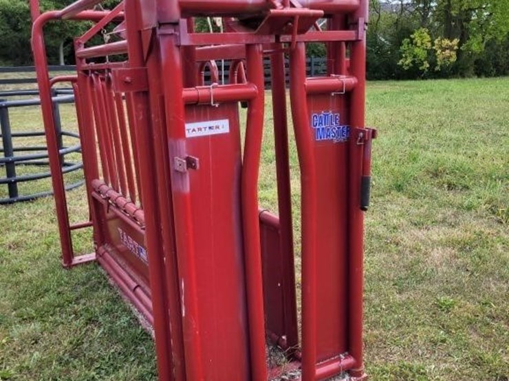 2019-tarter-cattle-handling-squeeze-chute-image-2