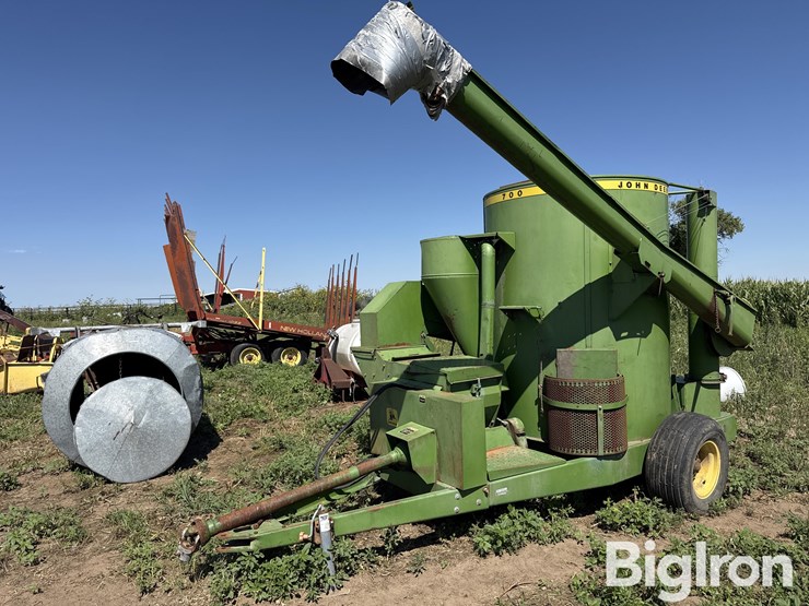 john-deere-700-image-1
