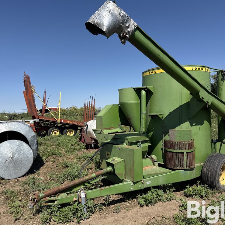 JOHN DEERE 700