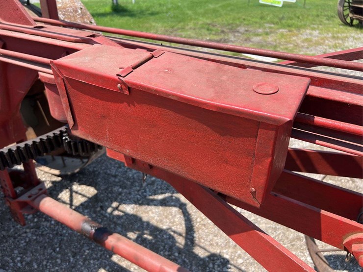 moline-universal-model-d-image-44