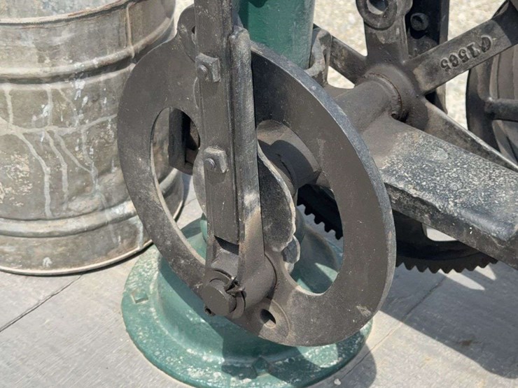 red-jacket-hand-pump-with-flywheel-drive,-demonstration-piece-image-21