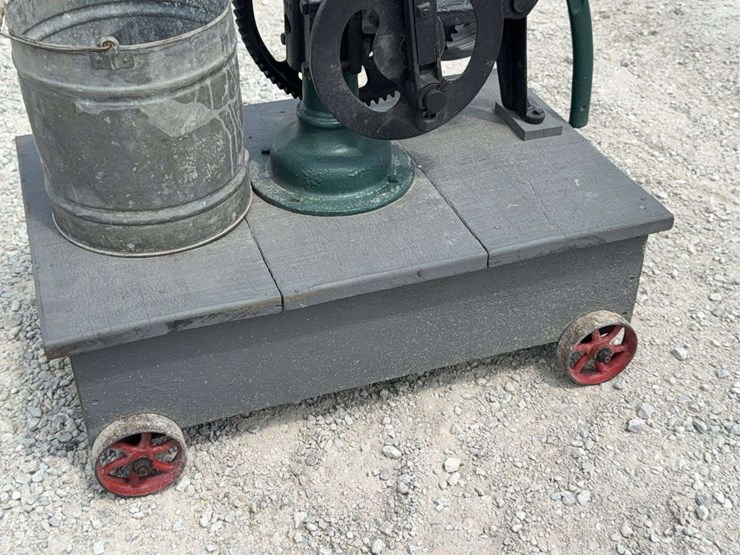 red-jacket-hand-pump-with-flywheel-drive,-demonstration-piece-image-28