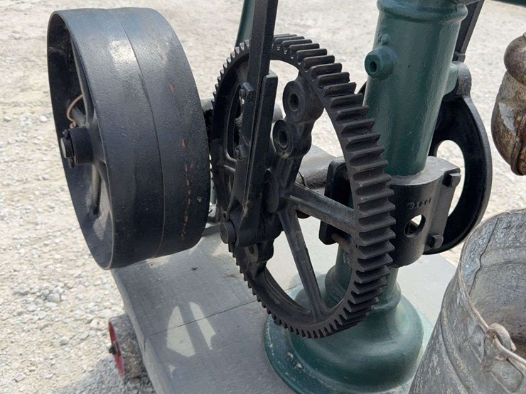 red-jacket-hand-pump-with-flywheel-drive,-demonstration-piece-image-14