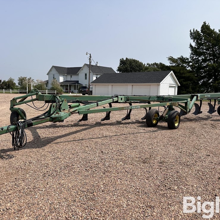 JOHN DEERE 3710