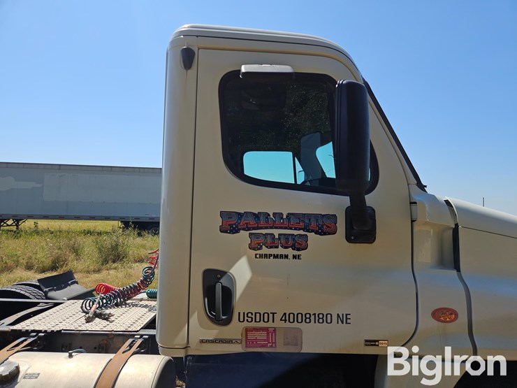 2012-freightliner-cascadia-125-image-14