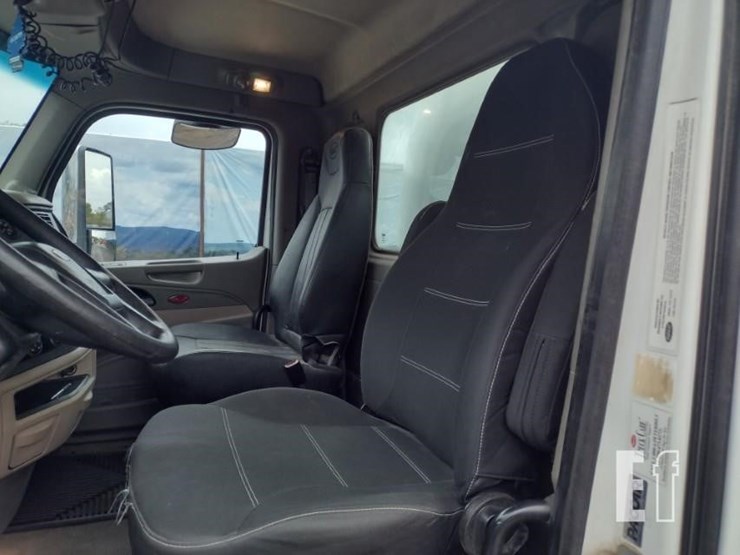 2020-peterbilt-567-image-14